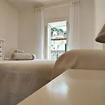 Tra I Tetti Del Borgo Чефалу