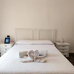 Tra I Tetti Del Borgo Чефалу