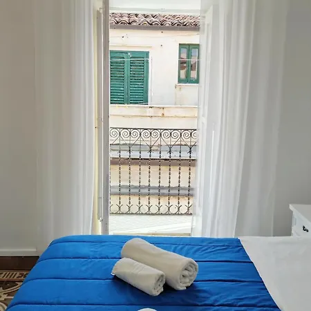 Tra I Tetti Del Borgo تْشيفالو