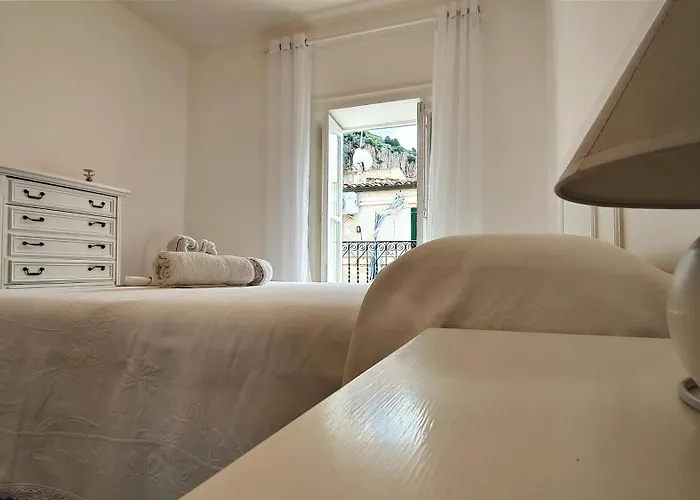 Tra I Tetti Del Borgo Чефалу