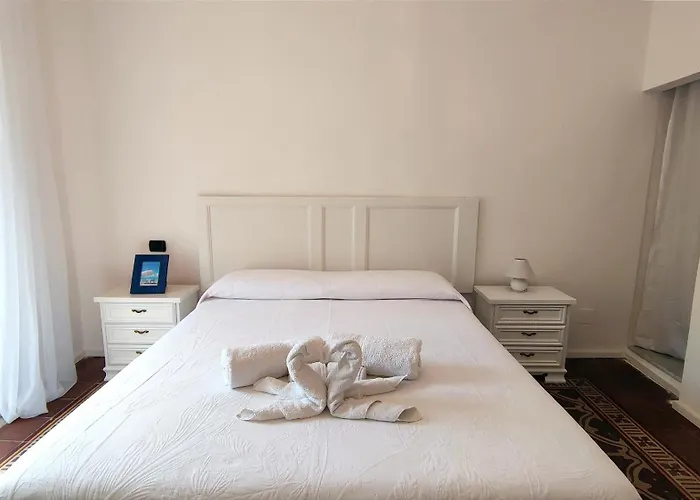 Tra I Tetti Del Borgo Чефалу