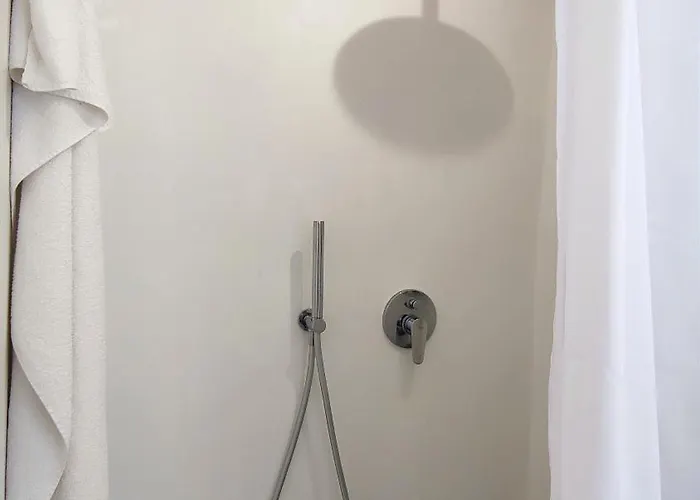 Tra I Tetti Del Borgo Чефалу