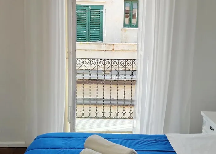 Tra I Tetti Del Borgo Чефалу